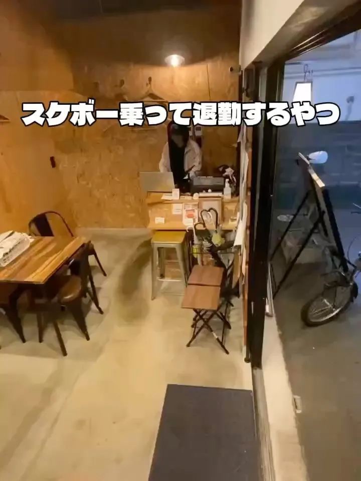 スケボー乗って退勤するやつ